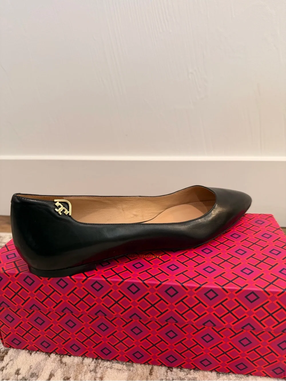 Tory Burch Elizabeth Pointed Toe Ballet Flat in black leather w/Gold Logo Sz 9